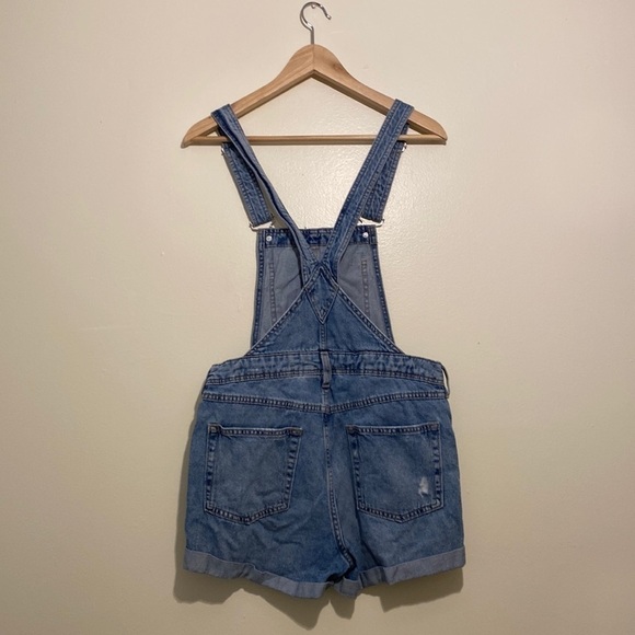 H&M blue denim overalls shorts. Size 4 - Picture 10 of 15